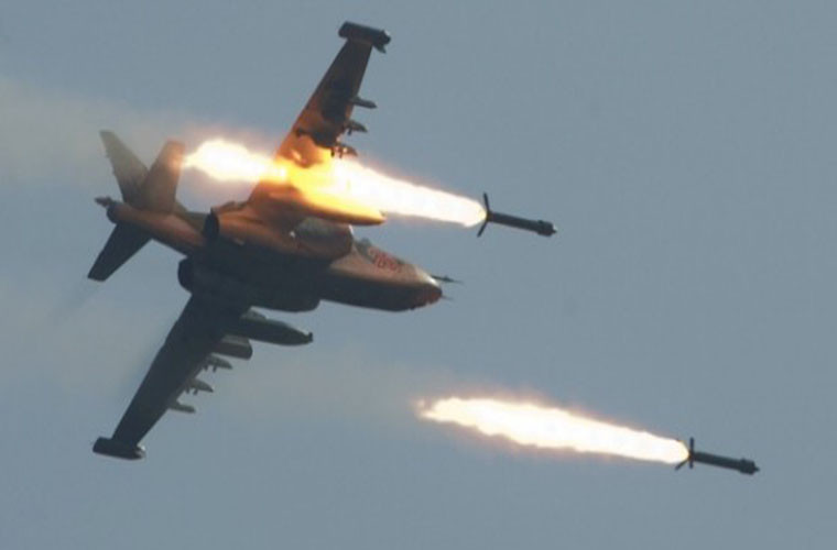 Trong khi đó, các chiến đấu cơ Nga đã tiến hành hơn 20 đợt không kích nhắm vào nhiều căn cứ của nhóm phiến quân ở khu vực phía đông bắc tỉnh Daraa đêm 24/6. Ngoài ra, Không quân Nga cũng dội bom xuống các tuyến phòng thủ của nhóm khủng bố trong thị trấn Al-Hirak. Ảnh: Armradio.