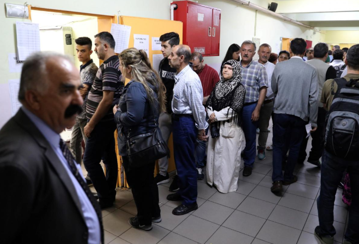 Theo các cuộc thăm dò dư luận trước bầu cử, đương kim Tổng thống Thổ Nhĩ Kỳ Tayyip Erdogan vẫn là ứng cử viên mạnh nhất trong cuộc tổng tuyển cử này và được dự đoán sẽ giành chiến thắng.