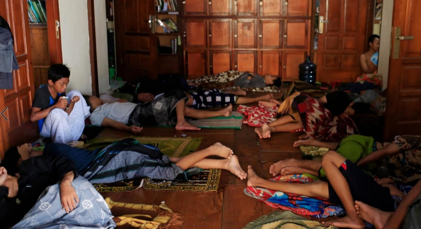 Các sinh viên nằm ngủ trên nền nhà trong phòng ký túc xá của trường.