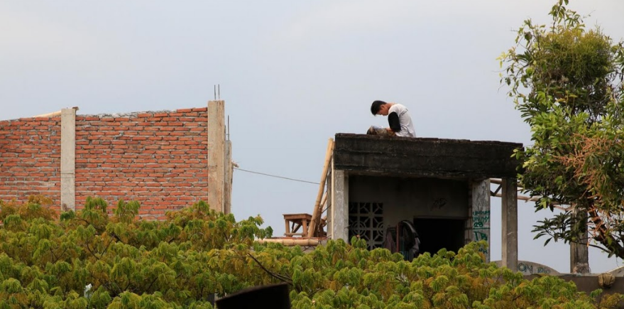 Một nam sinh ngồi trên mái nhà đọc kinh thánh Hồi giáo. Mời độc giả xem thêm video: Người Hồi giáo bắt đầu tháng lễ Ramadan năm 2014 (Nguồn: VTC14)