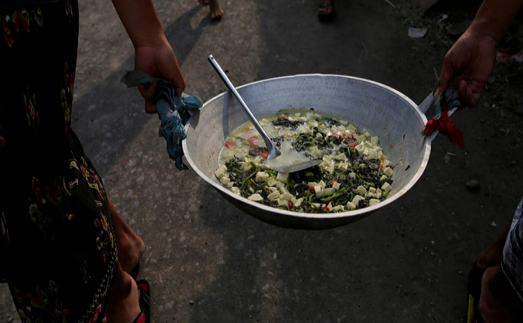 Sinh viên chuẩn bị đồ ăn cho bữa Iftar của tháng Ramadan.