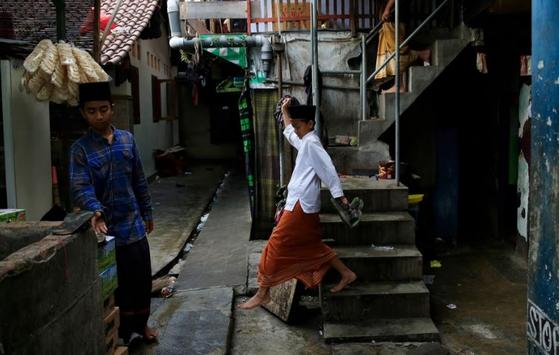 Các sinh viên rời ký túc xá để tham dự một nghi lễ tôn giáo.