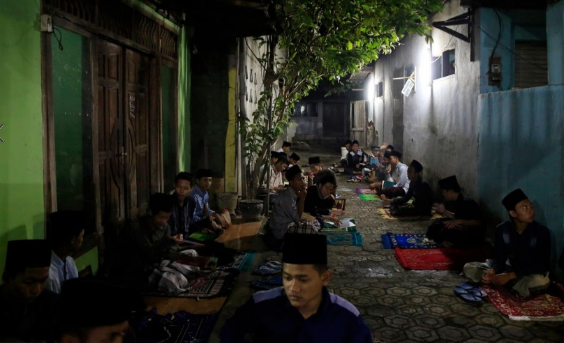Đối với các sinh viên trong ngôi trường nội trú Lirboyo, tháng ăn chay Ramadan không chỉ là nhịn ăn từ sáng đến chiều tối mà họ còn dành thời gian này để tìm hiểu sâu hơn về kinh Koran.