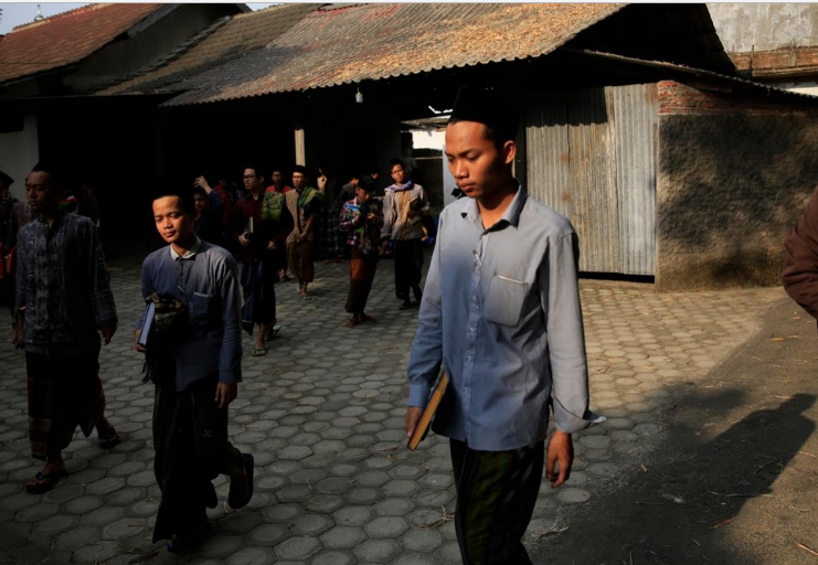 Mỗi học sinh phải đóng 35.000 rupiah (2,51 USD) để tham gia vào khóa học về kinh Koran trong tháng ăn chay Ramadan và sẽ tự nấu ăn, giặt đồ.