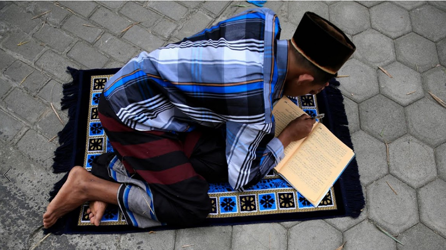 Sinh viên cho biết trường tập trung vào giảng dạy về lòng khoan dung, tôn trọng các phong tục địa phương và hòa bình.