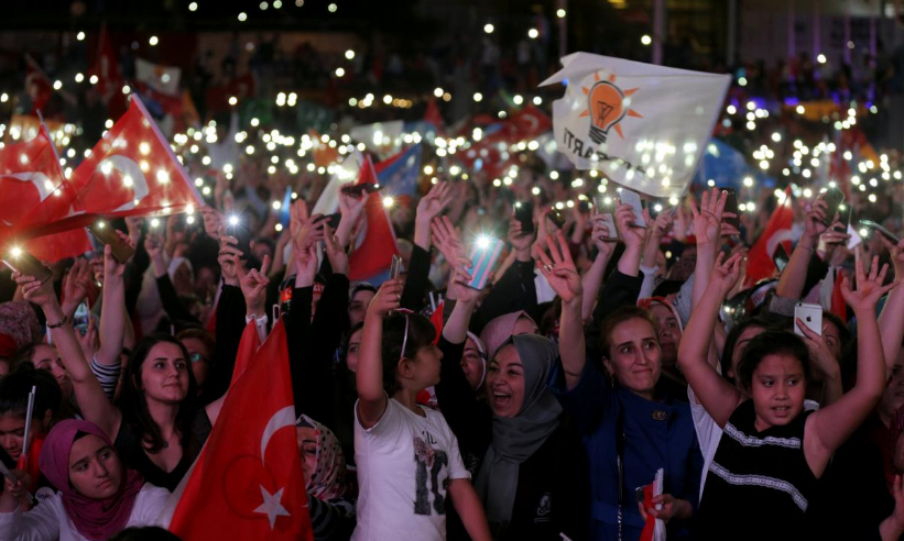 Không khí vui mừng của người dân Thổ Nhĩ Kỳ sau khi Tổng thống Erdogan tuyên bố giành chiến thắng.