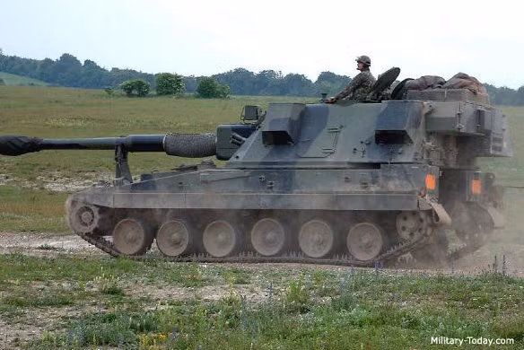 AS90 hay còn được biết với tên Pháo 155 mm L131 là hệ thống lựu pháo tự hành bọc thép hạng nhẹ chạy trên bánh xích bắn đạn 152 mm do Công ty Vicker Shipbuilding and Engineering của Anh phát triển và chế tạo. Ảnh: Military-Today.