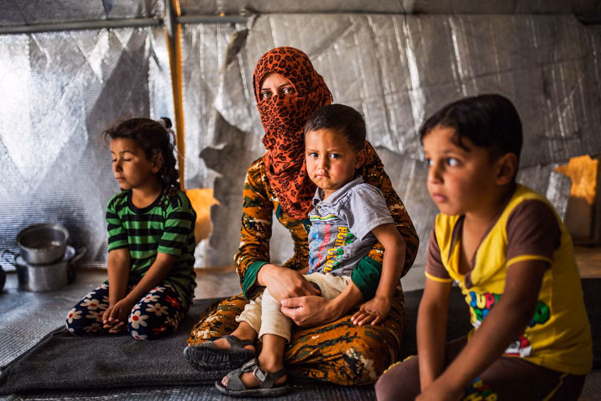 Hijan, sinh năm 1994, đến từ Sadaqiyye, gần Hawija. Cô hiện đang bị tạm giam trong khu trại Shaham, gần Tikrit, cùng các con của mình. Được biết, nhiều người thân của các tay súng IS đang bị giam giữ trong các khu trại khác nhau trên khắp đất nước Iraq.