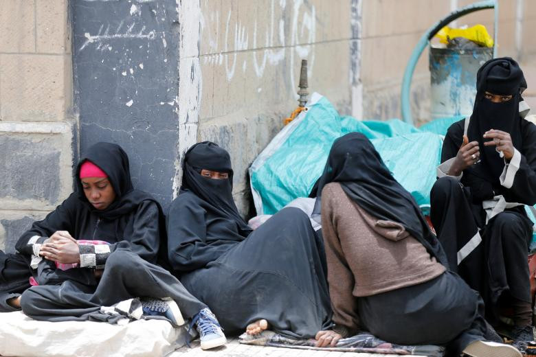 Những người phụ nữ đến từ thành phố cảng Hodeidah ngồi nghỉ tại nơi ở mới ở Sanaa.