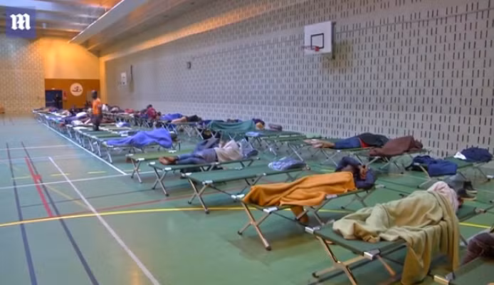 Họ sẽ được đưa tới các trung tâm tiếp nhận tạm thời ở ngoại ô thủ đô Paris để kiểm tra giấy tờ tùy thân. Ảnh: DM.