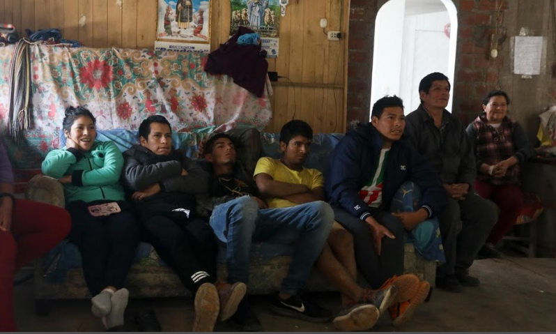 Claudia Herrera (phải), Antonio Mendez (thứ hai từ phải sang) cùng các thành viên khác trong gia đình ngồi xem trận bóng đá trên ti vi.