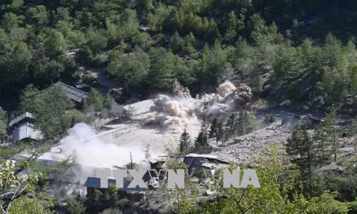 Khói bốc lên sau khi Triều Tiên phá bỏ bãi thử hạt nhân Punggye-ri ngày 24/5. (Nguồn: THX/TTXVN)