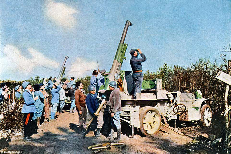 Pháo binh Pháp tại mặt trận vào tháng 9/1916, những khẩu pháo 75mm này đôi khi cũng được sử dụng như pháo phòng không.