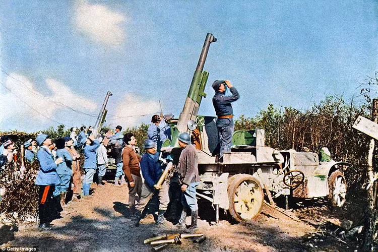 Pháo binh Pháp tại mặt trận vào tháng 9/1916, những khẩu pháo 75mm này đôi khi cũng được sử dụng như pháo phòng không.
