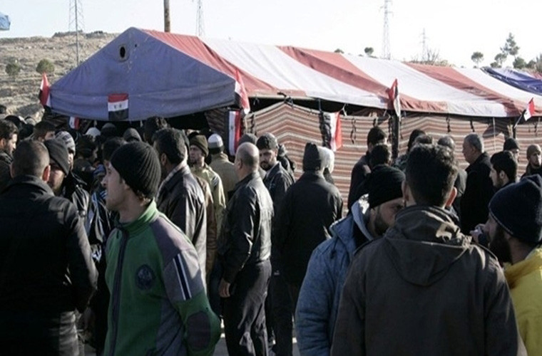 Sau những thất bại liên tiếp, hôm 27/6, đã có hơn 450 tay súng khủng bố hạ vũ khí và đầu hàng Quân đội Syria tại thị trấn Sha’arah, tỉnh Daraa. Ảnh: FNA.