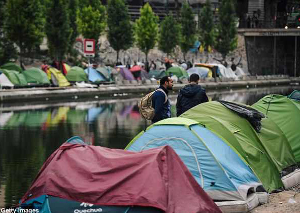 Khoảng 600 người Afghanistan, trong đó có những người muốn định cư ở Anh, cũng được đưa tới các trung tâm ở ngoại ô Paris. Ảnh: Getty Images.