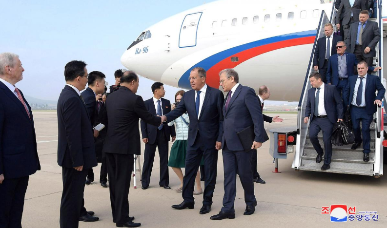 Trong khuôn khổ chuyến thăm chính thức Triều Tiên, chiều 31/5 (giờ địa phương), Ngoại trưởng Nga Sergei Lavrov đã gặp nhà lãnh đạo Triều Tiên Kim Jong-un tại nhà khách chính phủ Paekhwawon ở thủ đô Bình Nhưỡng. Ảnh: Reuters.