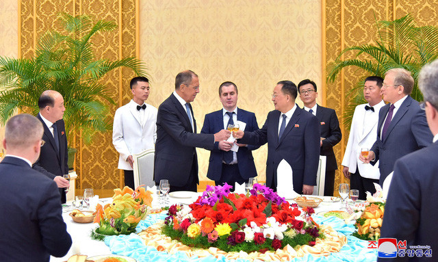 Được biết, đây là chuyến thăm đầu tiên của một Ngoại trưởng Nga tới Triều Tiên trong vòng 9 năm qua. Ông Lavrov đã chuyển tải thông điệp nhiều ý nghĩa trong bối cảnh thượng đỉnh Mỹ - Triều sắp diễn ra. Ảnh: Ngoại trưởng Nga nâng ly cùng người đồng cấp Triều Tiên Ri Yong Ho trong cuộc gặp ngày 31/5. Ảnh: Reuters.