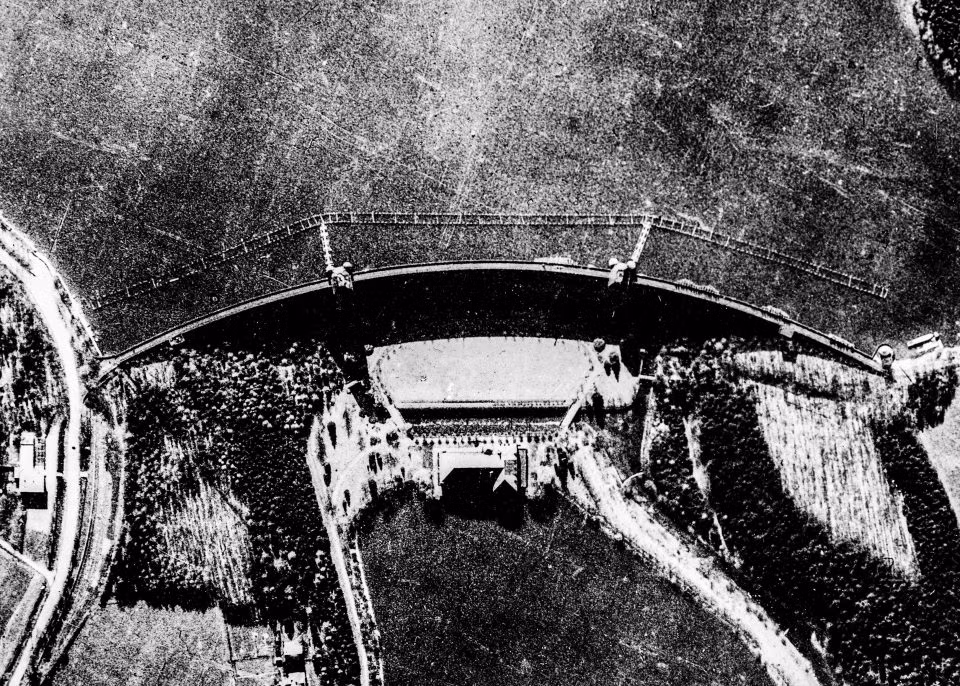 Theo The Sun, Không quân Hoàng gia Anh (RAF) đã tiến hành các chiến dịch không kích dữ dội nhắm vào hàng nghìn mục tiêu của Đức Quốc xã trong trong suốt thời gian diễn ra Chiến tranh Thế giới thứ 2(Nguồn ảnh: The Sun)