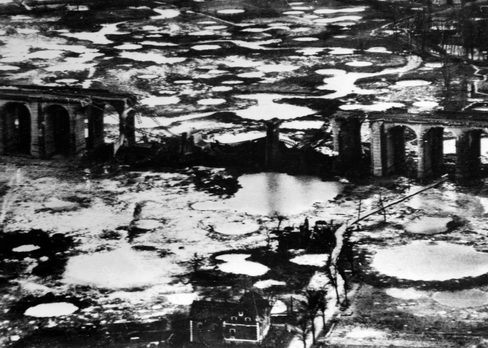 Cây cầu này ở Bielefeld đã hứng chịu vô số các cuộc tấn công của RAF trong Thế chiến II. Không chỉ cầu đường, nhiều nhà máy, nhà thờ và các công trình khác ở nước Đức cũng bị phá hủy trong những đợt không kích này.