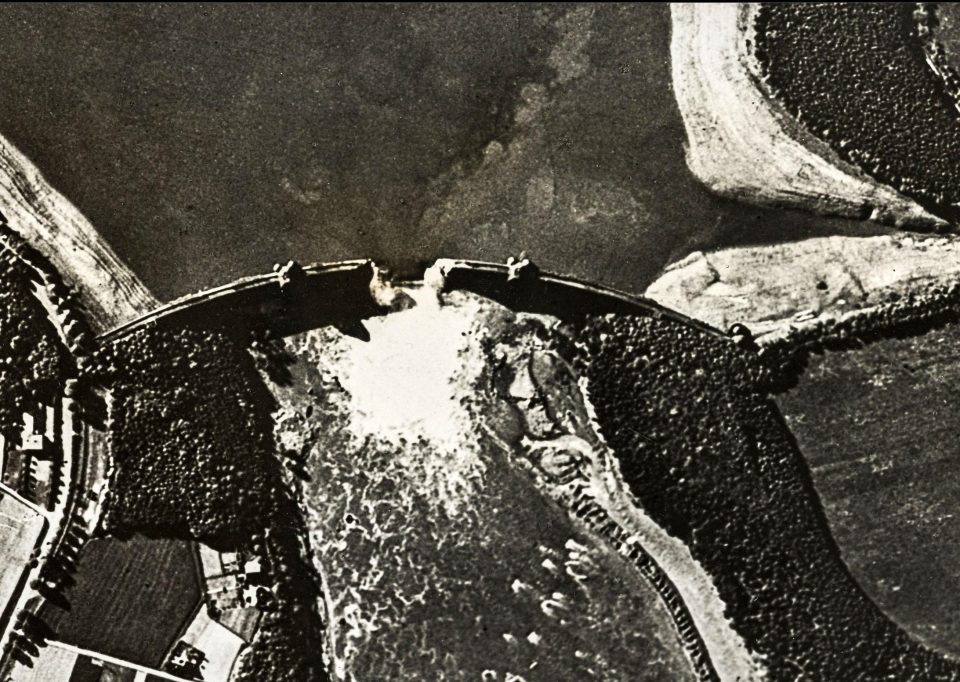 Đập nước Mohne bị phá hủy sau khi trúng bom trong chiến dịch Chastise của RAF vào tối 16/5/1943. Chastise là chiến dịch do phi đoàn 617 của Không quân Hoàng gia Anh tiến hành nhằm phá hủy những đập nước của Đức Quốc xã trong khoảng thời gian từ ngày 16-17/5/1943.