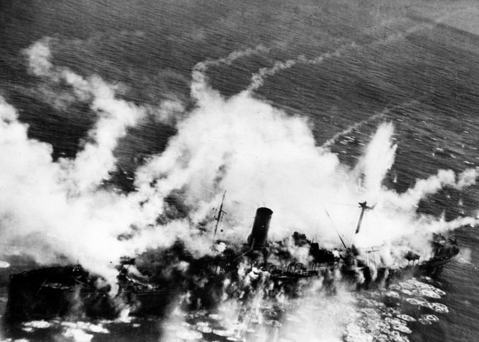 Bức ảnh ghi lại cảnh con tàu Sperrbrecher của Đức Quốc xã bị chìm ở Vịnh Biscay hồi tháng 1/1945.