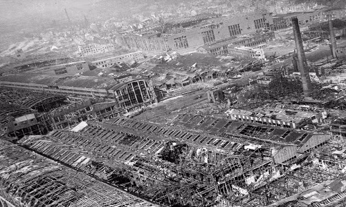 Nhà máy Krupps ở Essen bị xóa sổ hoàn toàn sau các chiến dịch không kích của Anh, bức ảnh được chụp vào tháng 4/1945.