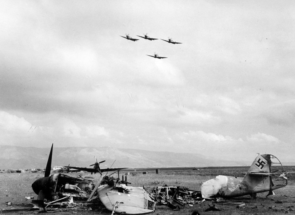 Những chiếc tiêm kích Spitfire của Không quân Hoàng gia Anh bay qua xác một chiến đấu cơ Đức bị phá hủy trong cuộc không chiến.