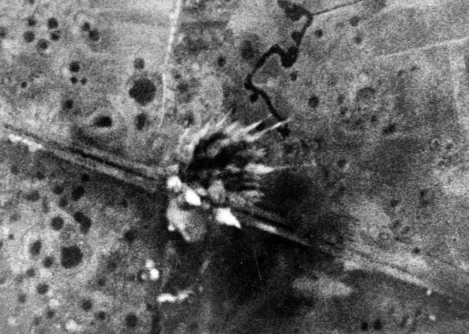 Khói bụi bốc lên sau khi một mục tiêu ở Bielefeld bị tấn công.