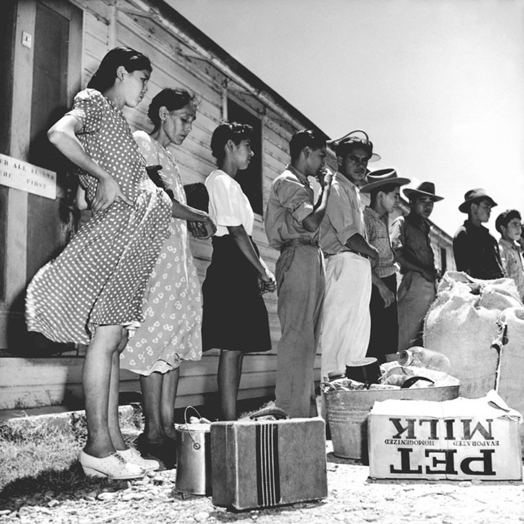 Mỹ bắt đầu thành lập đội tuần tra biên giới vào năm 1924 nhằm mục đích bảo vệ biên giới Mỹ-Mexico. Ảnh: Những người dân nhập cư, trong đó có cả phụ nữ mang thai, chờ kiểm tra để qua biên giới Mỹ-Mexico vào khoảng những năm 1950. (Nguồn: Business Insider)