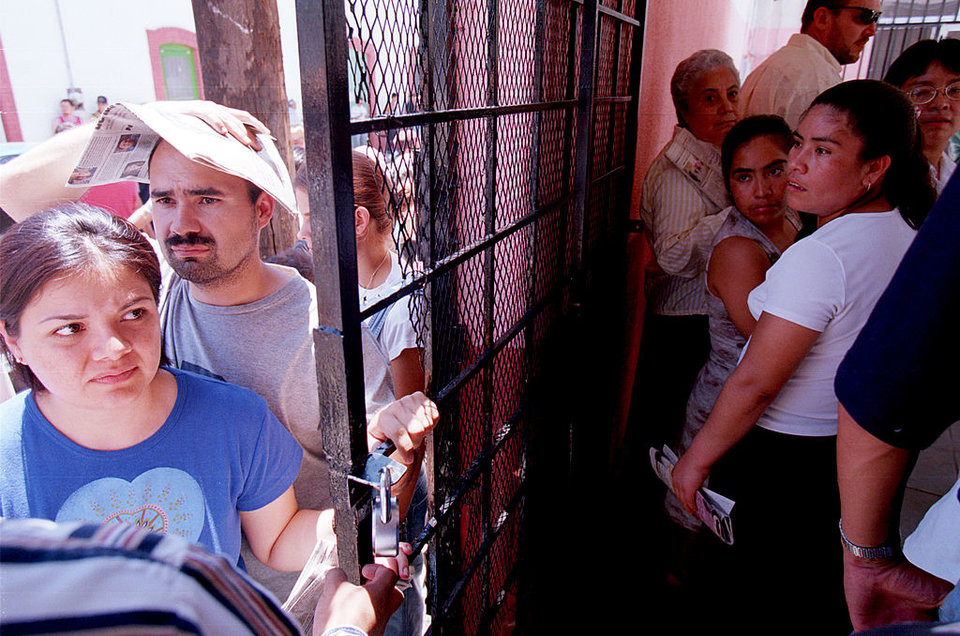 Tháng 7/2000, 64 điểm bỏ phiếu đặc biệt được thiết lập tại các trạm qua biên giới để những cử tri Mexico đang chờ vượt biên hoặc đang sinh sống tại Mỹ có thể tham gia bỏ phiếu trong cuộc bầu cử Tổng thống Mexico.