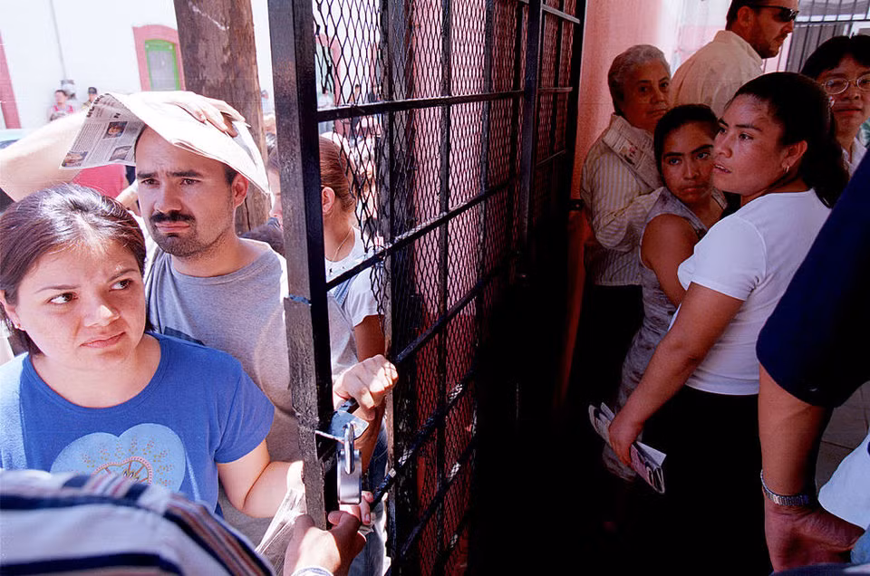 Tháng 7/2000, 64 điểm bỏ phiếu đặc biệt được thiết lập tại các trạm qua biên giới để những cử tri Mexico đang chờ vượt biên hoặc đang sinh sống tại Mỹ có thể tham gia bỏ phiếu trong cuộc bầu cử Tổng thống Mexico.