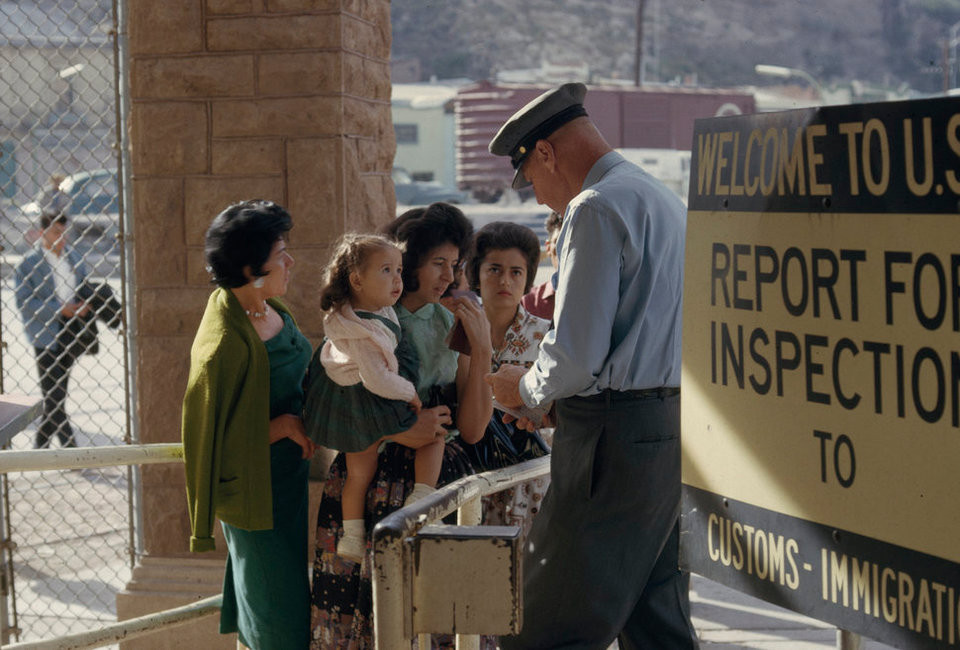 Năm 1965, Quốc hội Mỹ thông qua Đạo luật Nhập cư và Quốc tịch, qua đó chấm dứt việc hạn chế số lượng người nhập cư từ một quốc gia cụ thể được phép vào Mỹ. Đạo luật này cho phép các gia đình nhập cư có cơ hội đoàn tụ, đồng thời thu hút những lao động có tay nghề đến Mỹ.