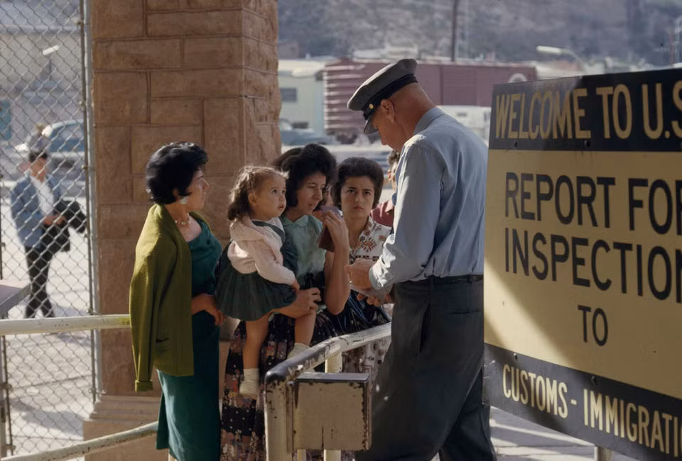 Năm 1965, Quốc hội Mỹ thông qua Đạo luật Nhập cư và Quốc tịch, qua đó chấm dứt việc hạn chế số lượng người nhập cư từ một quốc gia cụ thể được phép vào Mỹ. Đạo luật này cho phép các gia đình nhập cư có cơ hội đoàn tụ, đồng thời thu hút những lao động có tay nghề đến Mỹ.