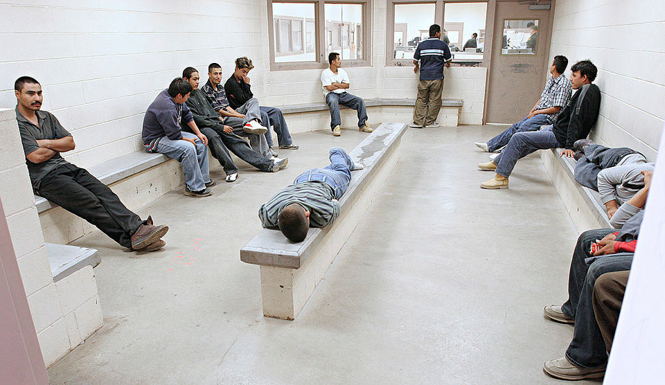 Những người nhập cư vượt biên trái phép vào Mỹ bị tạm giữ hồi năm 2005.