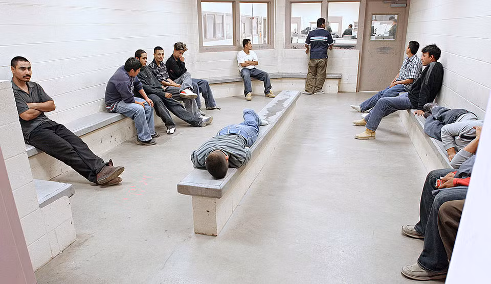 Những người nhập cư vượt biên trái phép vào Mỹ bị tạm giữ hồi năm 2005.