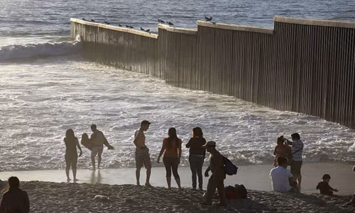 Mọi người tập trung gần hàng rào biên giới Mỹ-Mexico vào buổi chiều muộn ở Tijuana, Mexico, ngày 25/9/2016.