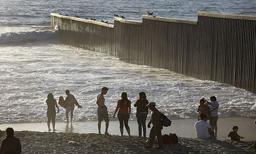 Mọi người tập trung gần hàng rào biên giới Mỹ-Mexico vào buổi chiều muộn ở Tijuana, Mexico, ngày 25/9/2016.