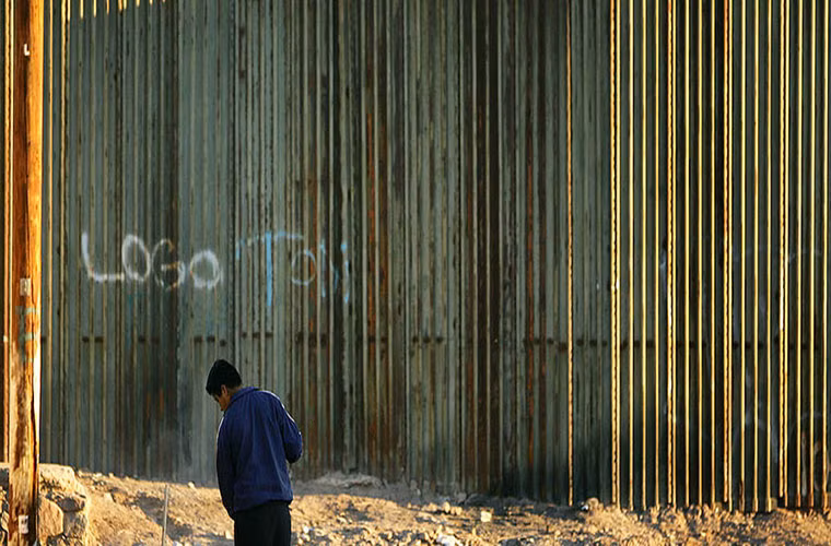 Chính phủ Mỹ bắt đầu cho xây dựng các bức tượng thép giữa Mỹ và Mexico cao từ 2 đến 3 mét vào đầu những năm 1990.