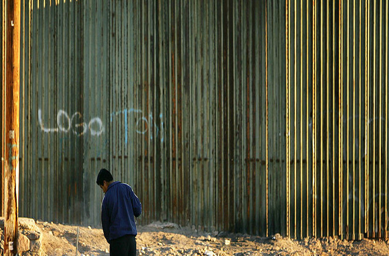 Chính phủ Mỹ bắt đầu cho xây dựng các bức tượng thép giữa Mỹ và Mexico cao từ 2 đến 3 mét vào đầu những năm 1990.