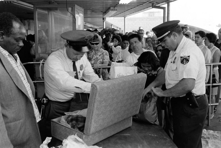 Năm 1965, số lượng người dân nhập cư vào nước Mỹ tăng đáng kể. Số lượng người nhập cư hợp pháp tăng 60% trong hai thập kỷ sau đó, trong đó có nhiều người đến từ khu vực Mỹ Latin. Ảnh: Khung cảnh biên giới Mỹ-Mexico năm 1969.