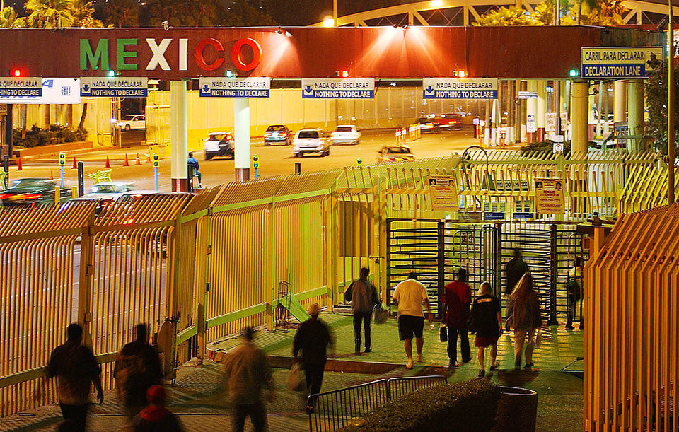 Sau vụ tấn công khủng bố 11/9/2001 ở Mỹ, an ninh được tăng cường tại khu vực biên giới Mỹ-Mexico.