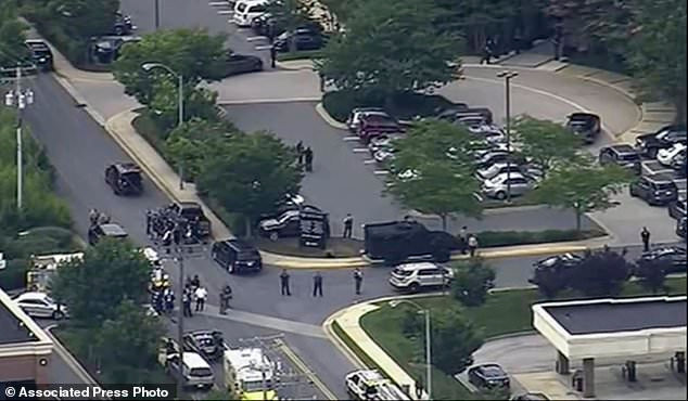 Nhiều người sơ tán khỏi tòa soạn Capital Gazette sau vụ sả súng. Ảnh: AP.