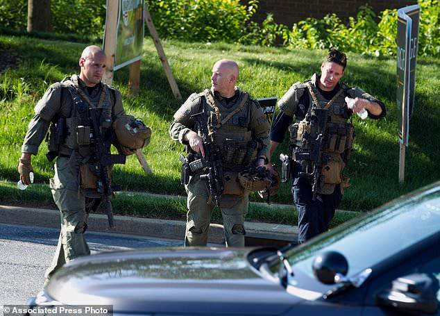 Lực lượng cảnh sát có mặt tại hiện trường vụ xả súng ở Annapolis. Ảnh: AP.