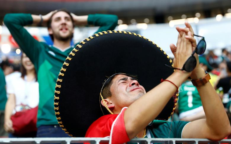 Cổ động viên Mexico ăn mừng sau trận thắng đội tuyển Đức.