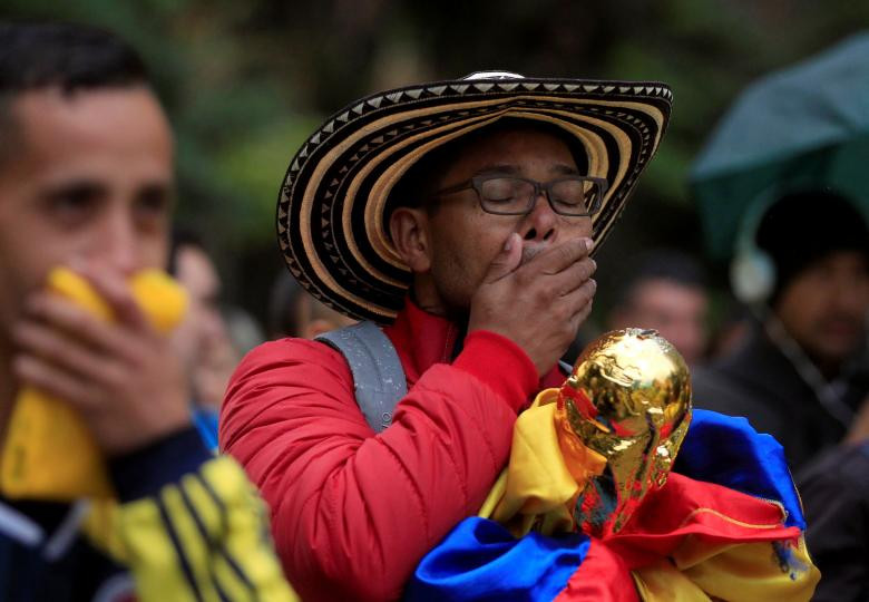 Biểu cảm của người hâm mộ Colombia khi theo dõi trận Colombia-Nhật Bản.