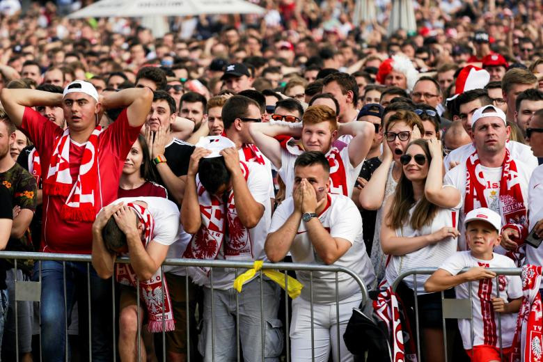 Các cổ động viên Ba Lan chăm chú theo dõi trận đấu giữa Ba Lan và Senegal.