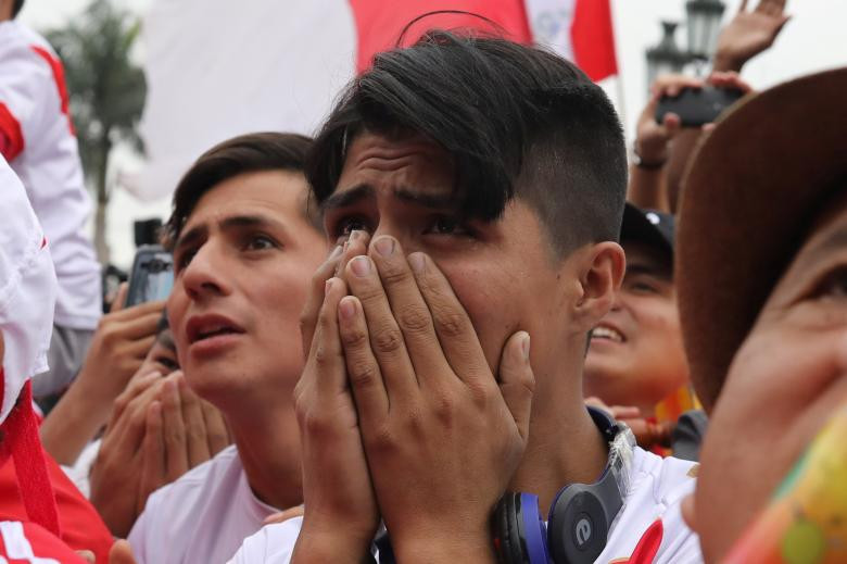 Cảm xúc hồi hộp, lo lắng của các cổ động viên Peru trong lúc xem trận đấu vòng bảng World Cup giữa Peru và Đan Mạch.