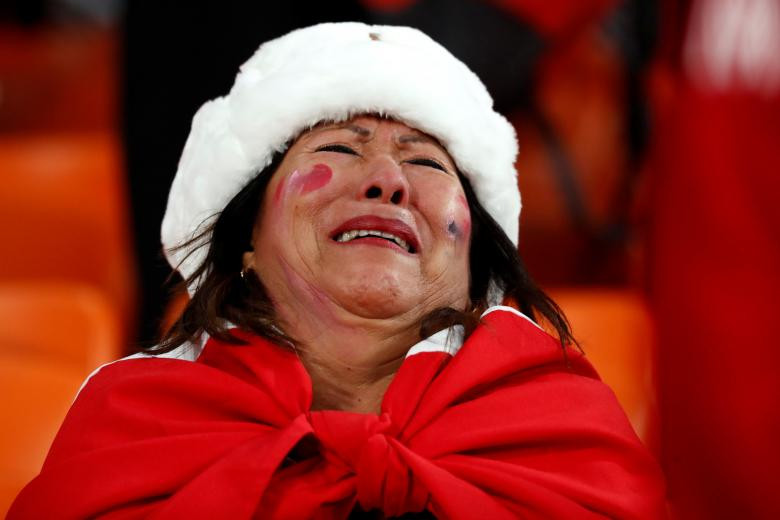 Một cổ động viên Peru bật khóc sau khi đội tuyển Peru thua Pháp với tỷ số 0-1.