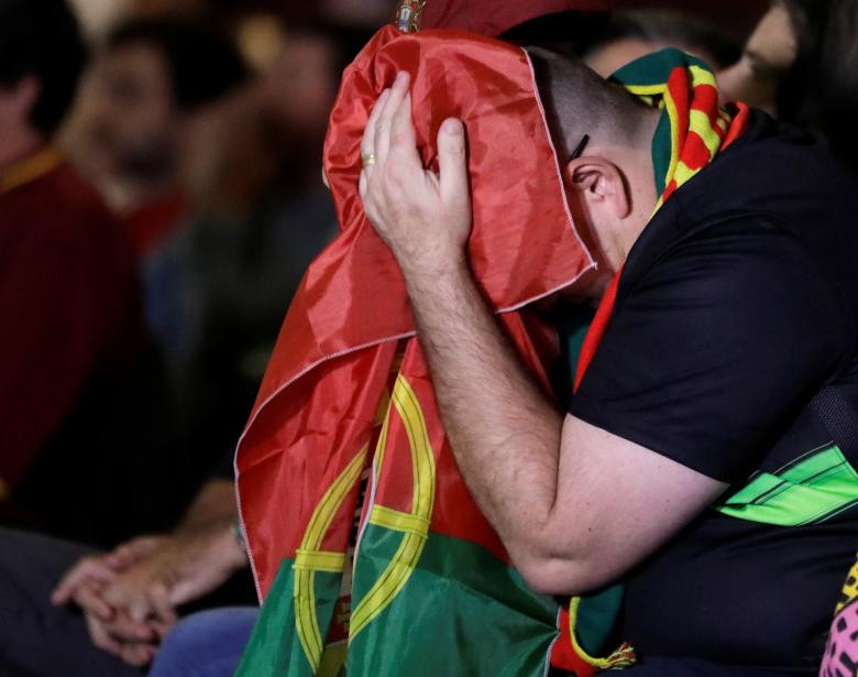 Một fan hâm mộ bóng đá trùm cờ lên đầu sau khi Tây Ban Nha ghi bàn vào lưới Bồ Đào Nha.